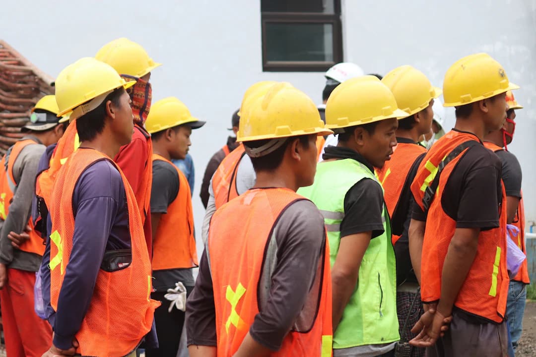 Grupo de trabajadores en capacitación de seguridad laboral
