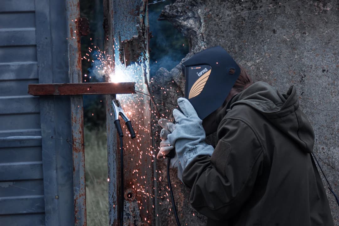 Trabajador con equipo de protección en planta industrial