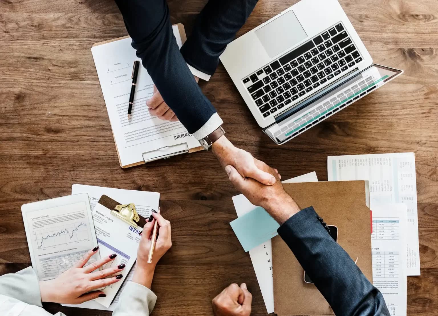 Equipo de profesionales trabajando en un proyecto